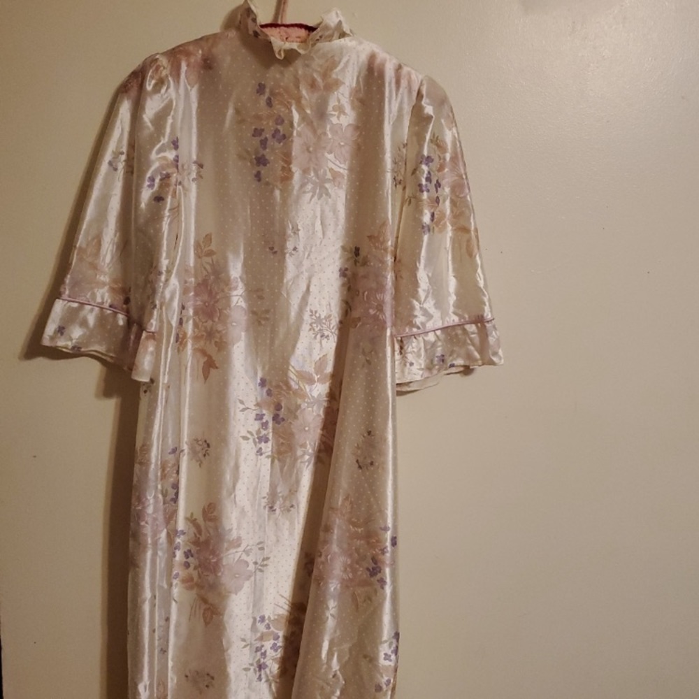 Vintage Floral Robe - Picture 5 of 8